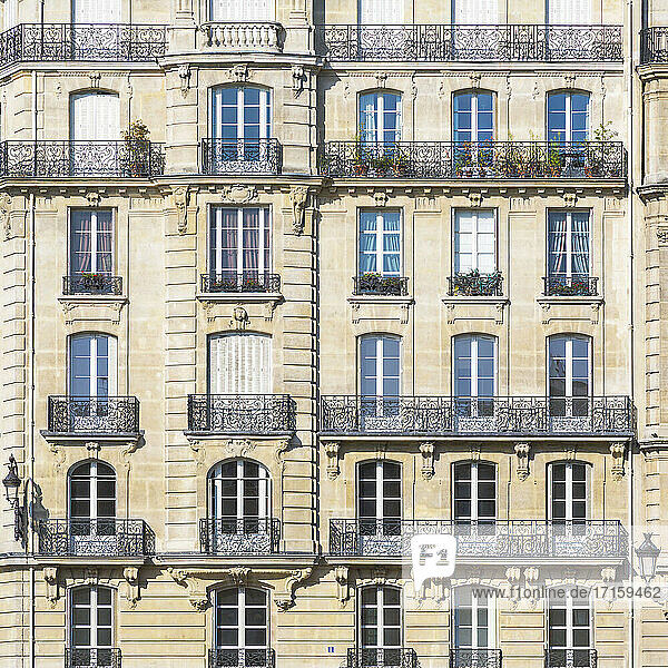 Frankreich  Ile-de-France  Paris  Balkone eines alten Wohnhauses