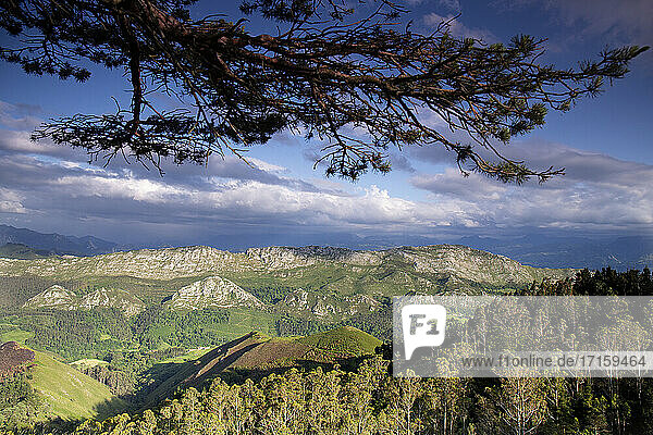 Spanien  Asturien  Mirador del Fitu  Blick auf die Berge