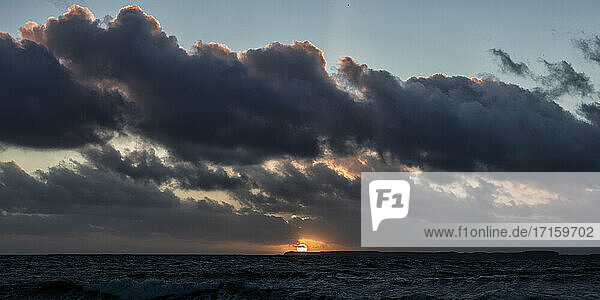 Landschaftlicher Blick auf das Meer gegen den bewölkten Himmel bei Sonnenuntergang  Pembrokeshire  Wales  UK