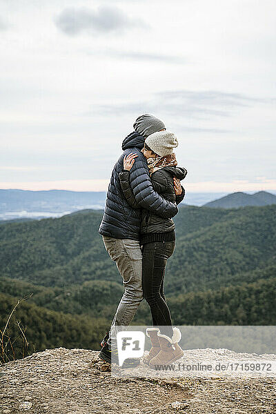 Zärtliches Paar  das sich am Aussichtspunkt umarmt