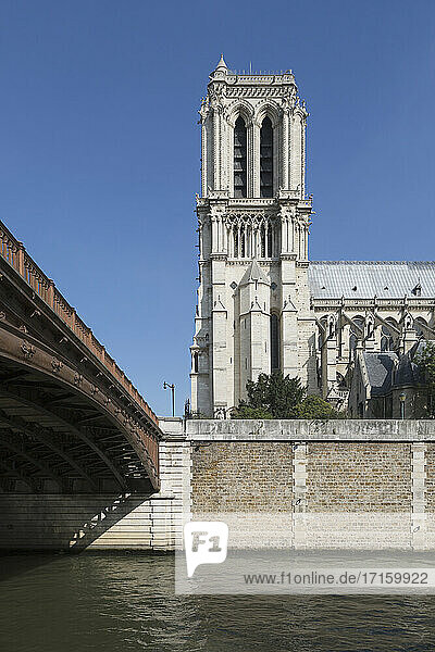 Frankreich  Ile-de-France  Paris  Seine-Kanal mit Glockenturm von Notre-Dame de Paris im Hintergrund