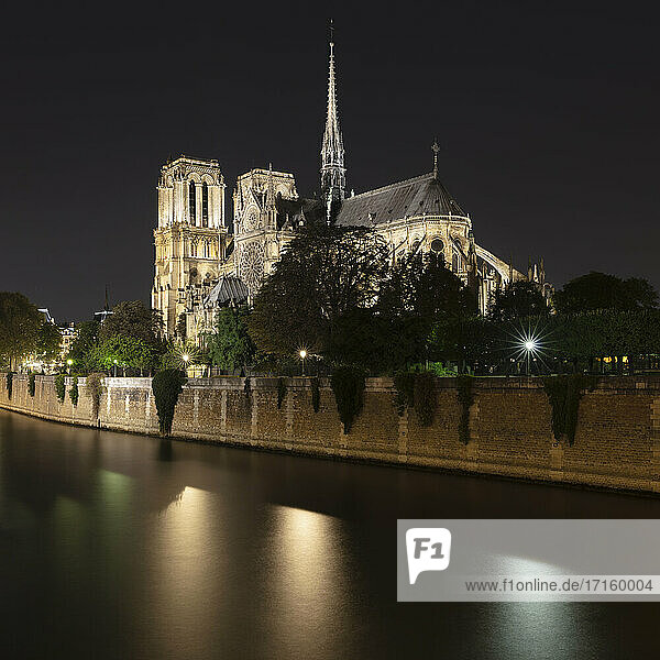 Frankreich  Ile-de-France  Paris  Langzeitbelichtung des Seine-Kanals bei Nacht mit Notre-Dame de Paris im Hintergrund