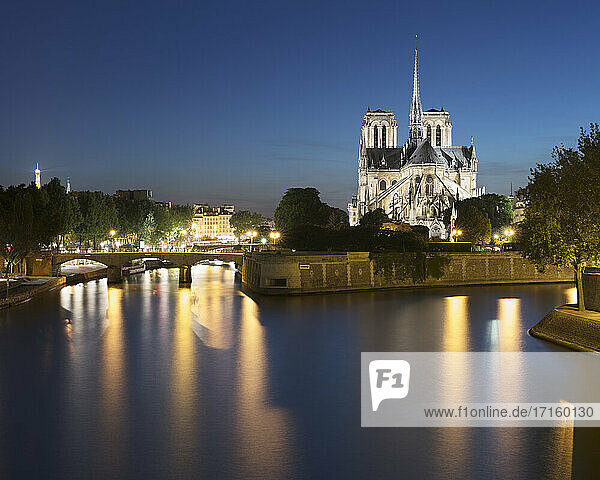 Frankreich  Ile-de-France  Paris  Langzeitbelichtung des Seine-Kanals in der Abenddämmerung mit Notre-Dame de Paris im Hintergrund