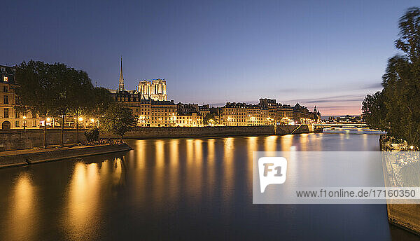 Frankreich  Ile-de-France  Paris  Langzeitbelichtung des Seine-Kanals in der Abenddämmerung mit Wohnhäusern und Notre-Dame de Paris im Hintergrund