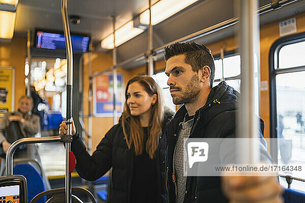Kaukasisches Paar beim Pendeln mit der Straßenbahn