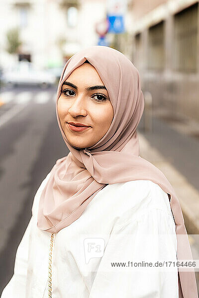 Porträt einer jungen Frau im Freien  die einen Hidschab trägt