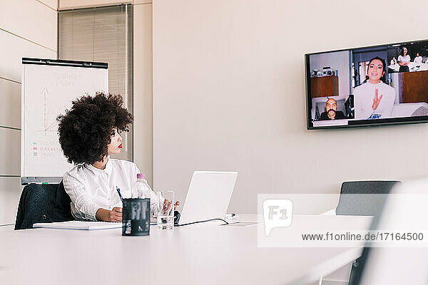 Geschäftsfrau mit Videokonferenz im Büro