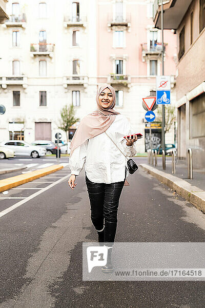 Porträt einer jungen Frau in der Stadt  die einen Hidschab trägt