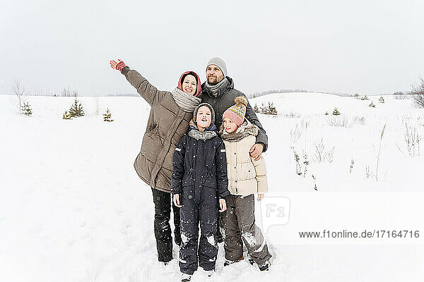 Familie genießt gemeinsamen Urlaub in verschneiter Landschaft