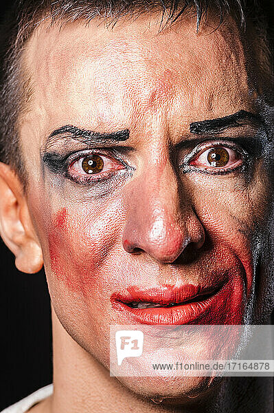 Close-up-Porträt einer weinenden  geschminkten Dragqueen