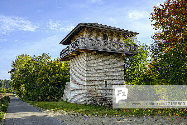 Deutschland  Bayern  Erkertshofen  Straßenwachturm im Naturpark Altmühltal