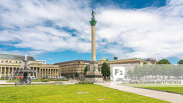 Deutschland  Baden-Württemberg  Stuttgart  Wolken über dem Schlossplatz mit Jubilaumssaule im Vordergrund