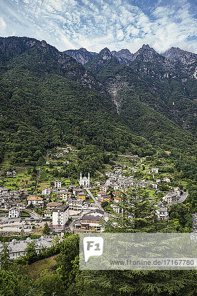 Stadtbild mit Santuario Della Madonna di Loreto im Valchiavenna-Tal  Chiavenna  Provinz Sondrio  Lombardei  Italien