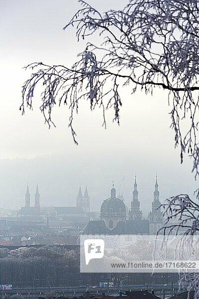 Luftaufnahme der Abtei Haug bei klarem Himmel und nebligem Wetter  Würzburg  Deutschland