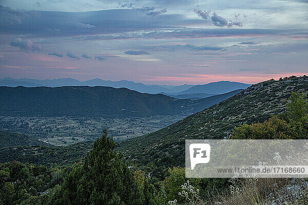 Griechenland  Epirus  Zagori  Pindos-Gebirge  Vikos-Nationalpark  Blick auf Berge  Tal und malerischen Sonnenuntergang