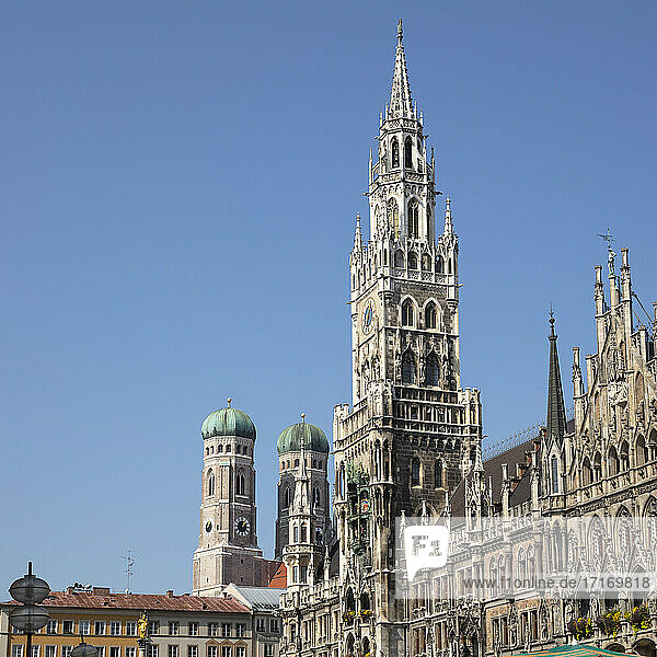 Deutschland  Bayern  München  Das Neue Rathaus und die Frauenkirchtürme im Hintergrund