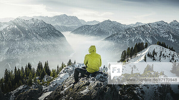 Deutschland  Bayern  Ammergauer Alpen  Teufelstattkopf  Touristenwanderung in den Bergen am Wintertag