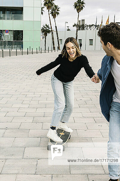 Junges Paar auf dem Skateboard