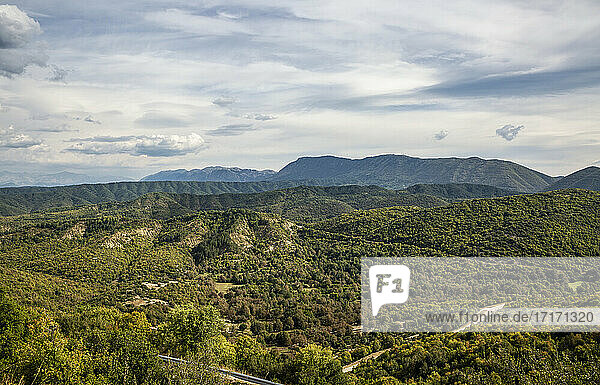 Griechenland  Epirus  Zagori  Pindos-Gebirge  Vikos-Nationalpark  Blick auf Berge und Tal