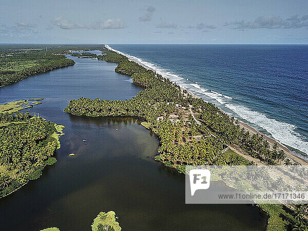 Elfenbeinküste  Grand-Bassam  Luftaufnahme einer von Palmen umgebenen Lagune