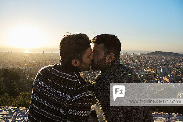 Schwule Freunde küssen sich auf dem Aussichtspunkt  Bunkers del Carmel  Barcelona  Spanien