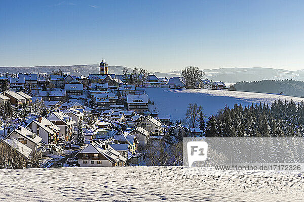 Deutschland  Baden-Württemberg  Sankt Margen  Stadt inmitten des Schwarzwaldes im Winter