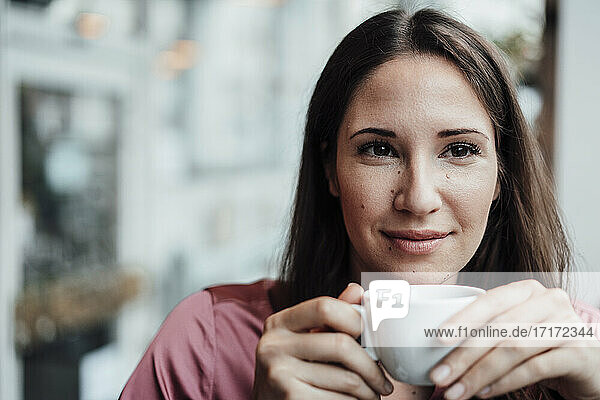 Geschäftsfrau mit Kaffeetasse im Cafe