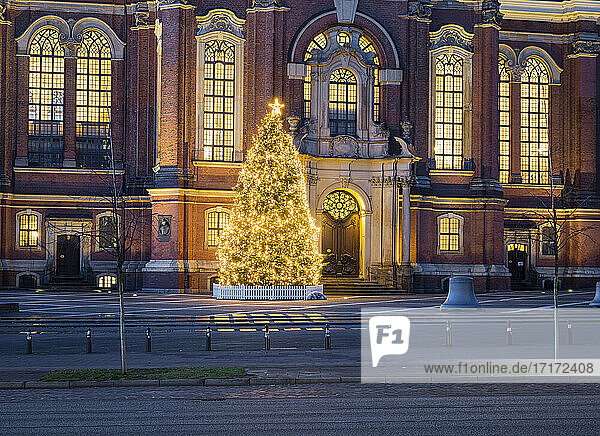 Germany  Hamburg  Main Church of Saint Michaelis  Christmas decorations in city street
