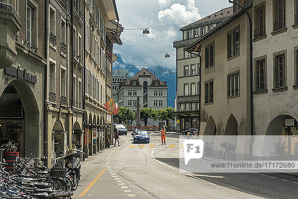Autos auf der Straße inmitten alter Gebäude in Baelliz  Thun  Schweiz