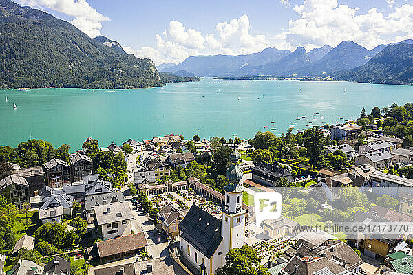 Österreich  Salzburg  Sankt Gilgen  Luftaufnahme des Dorfes am Ufer des Wolfgangsees im Sommer