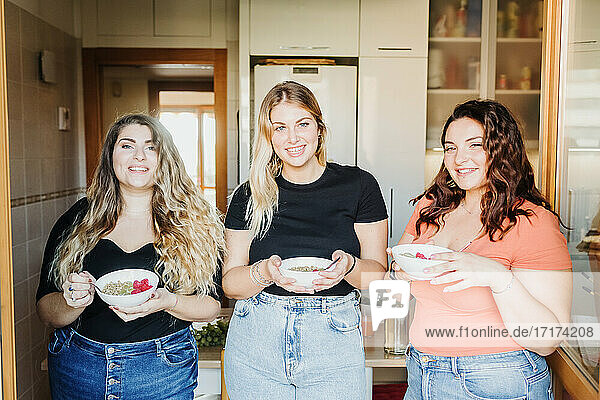 Drei junge Frauen beim gemeinsamen Frühstück