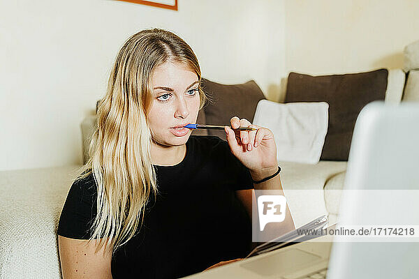 Junge Frau lernt online