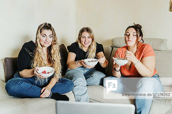 Junge Frauen beim gemeinsamen Essen per Videoanruf