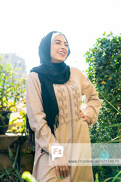 Porträt einer glücklichen jungen Frau mit Hidschab