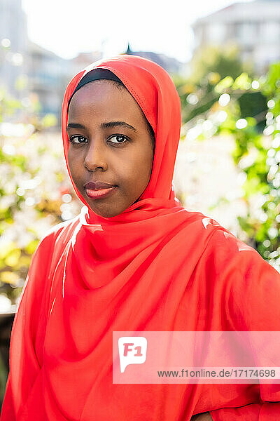Porträt einer jungen muslimischen Frau im Freien