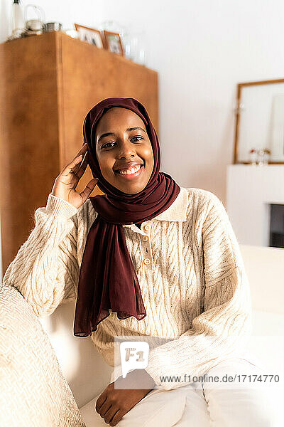 Porträt einer jungen muslimischen Frau zu Hause