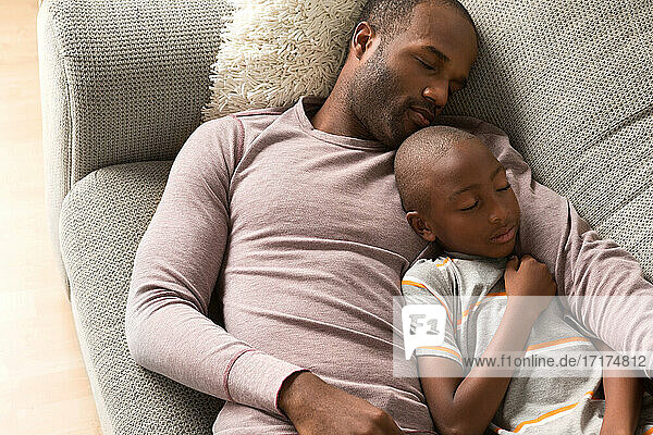 Vater und Sohn schlafen auf dem Sofa