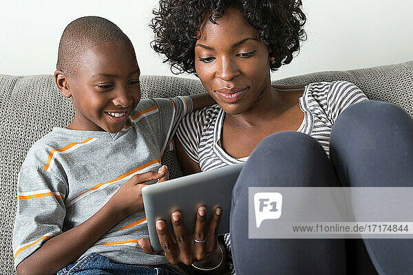 Mutter und Sohn benutzen ein digitales Tablet