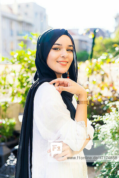 Porträt einer jungen Frau  die einen Hidschab trägt