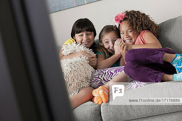 Drei Mädchen sehen fern