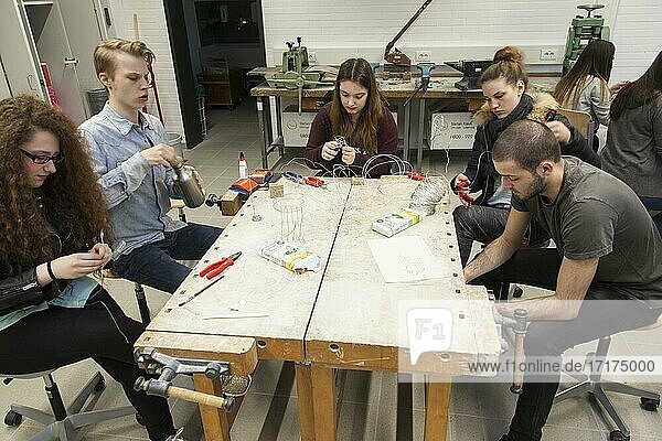 Schüler im Fachunterricht Gestaltung fertigen ein Kunstwerk mit Draht an  in der Elly-Heuss-Knapp-Schule  ein Berufskolleg der Stadt Düsseldorf  Nordrhein-Westfalen  Deutschland  Europa