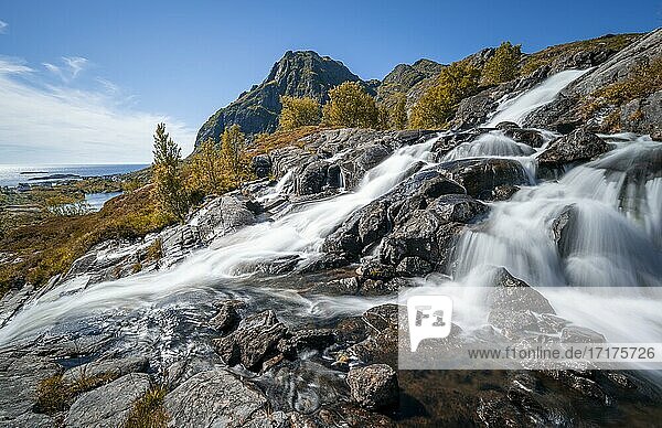 Wasserfall bei Sorvagen  Berglandschaft mit Fluss  Moskenesöy  Lofoten  Nordland  Norwegen  Europa