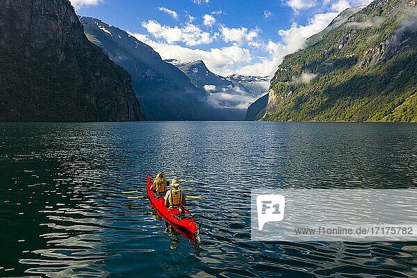 Rotes Kayak im Geirangerfjord  bei Geiranger  Møre og Romsdal  Norwegen  Europa