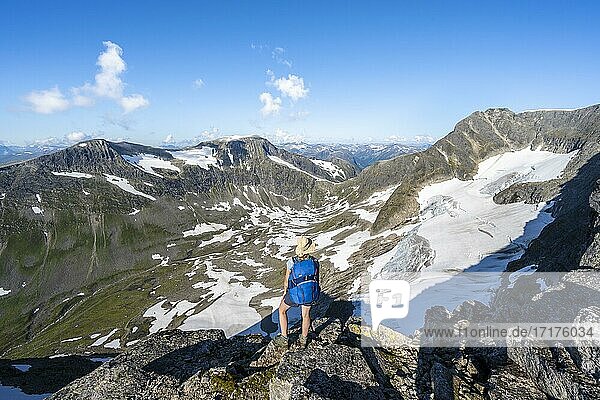 Nationalpark Jostedalsbreen  Wanderin auf dem Weg zum Gipfel des Berges Skåla auf Fjord Innvikfjorden  Bergkette Breheimen  Stryn  Vestland  Norwegen  Europa