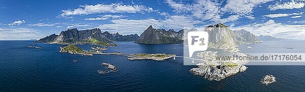 Luftaufnahme  Hamnoy und Reine  Reinefjord mit Bergen  Moskenes  Moskenesöy  Lofoten  Norwegen  Europa
