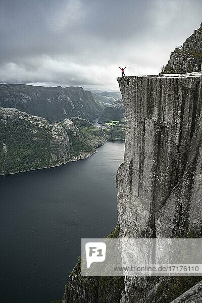 Einzelne Person auf Felsplateau  Felskanzel Preikestolen  Lysefjord  Ryfylke  Rogaland  Norwegen  Europa