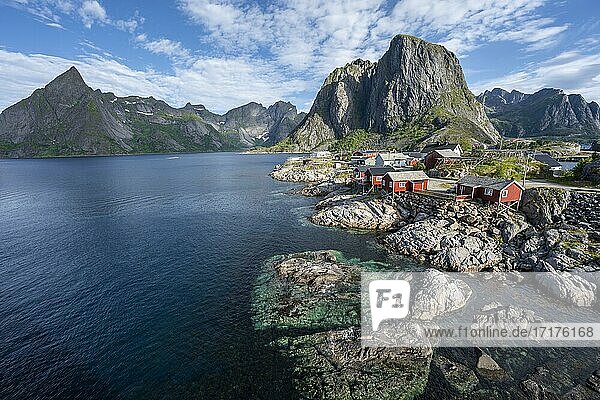 Rorbuer  typische Holzhäuser  Hamnoy  Reinefjord mit Bergen  Moskenes  Moskenesöy  Lofoten  Norwegen  Europa