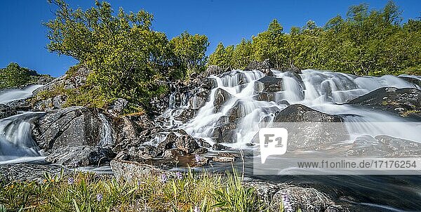 Wasserfall bei Sorvagen  Moskenesöy  Lofoten  Nordland  Norwegen  Europa