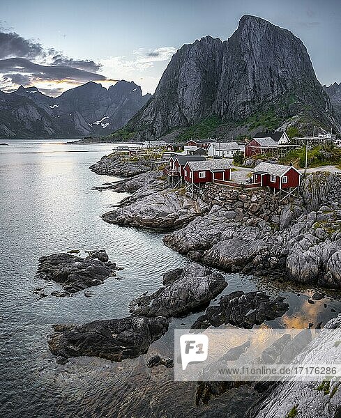 Rorbuer  typische Holzhäuser  Hamnoy  Reinefjord mit Bergen  Moskenes  Moskenesöy  Lofoten  Norwegen  Europa