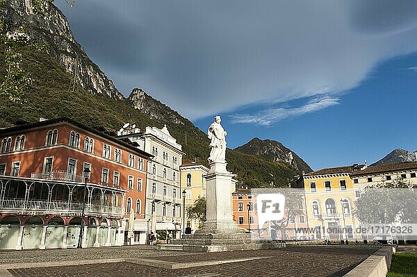Statue des Hl. Johann von Nepomuk auf der Piazza Catena  Rathaus hinten  Riva del Garda  Reiff  Gardasee  Provinz Trient  Trentino  Italien  Europa
